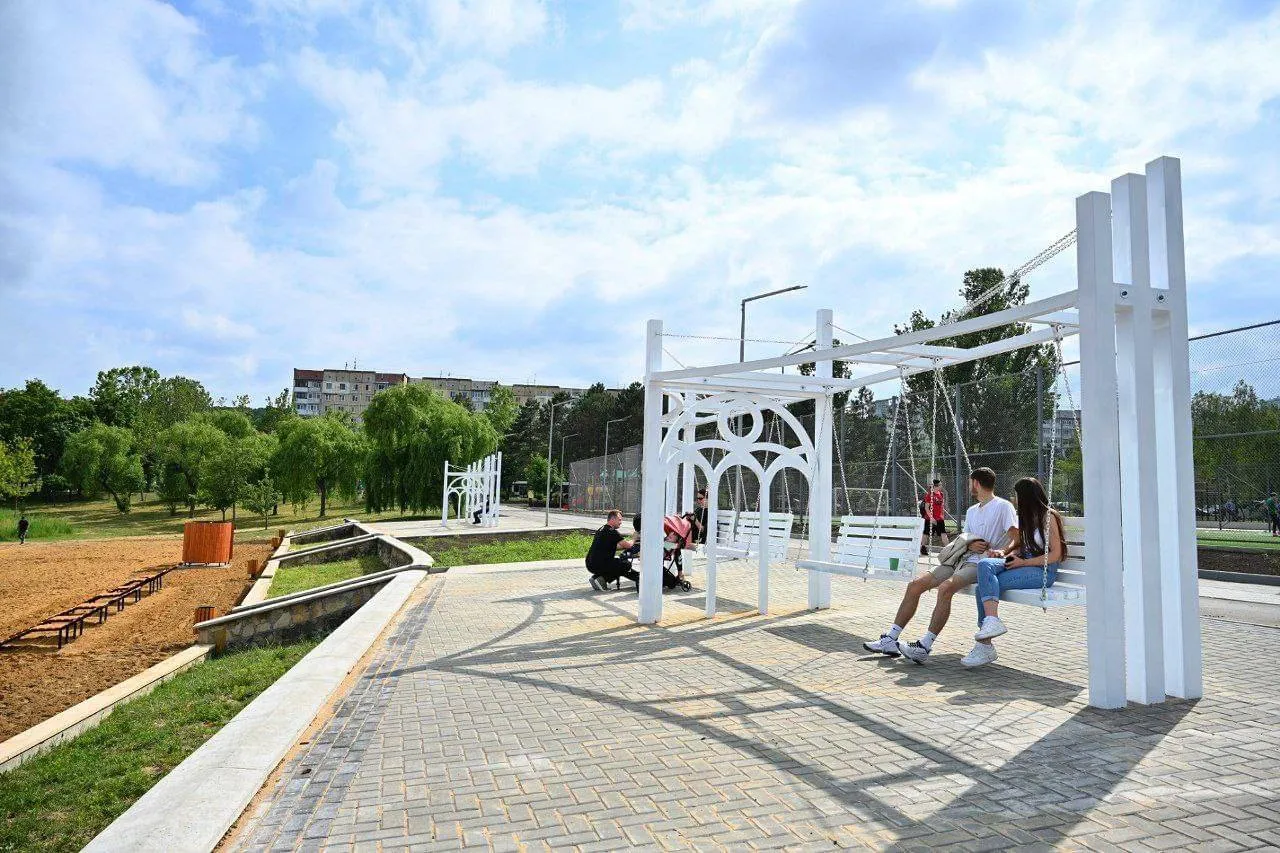 В парке "Ла Извор" установлены три комплекса с 12 качелями