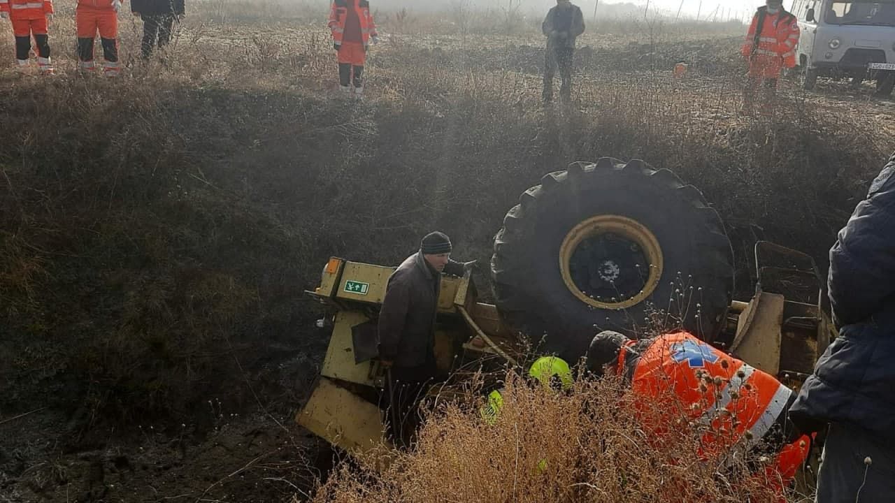 В Леова перевернулся трактор: погиб мужчина