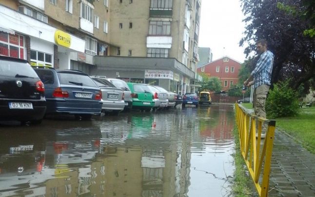 La „pescuit” pe o stradă inundată din Târgu Jiu