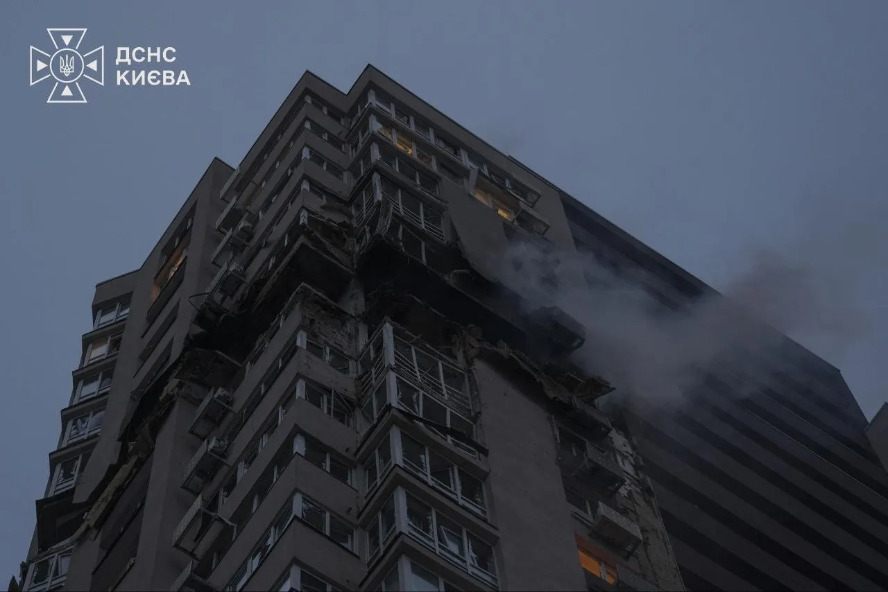La Kiev, o dronă rusească a lovit un bloc cu 24 de etaje: Două persoane au murit