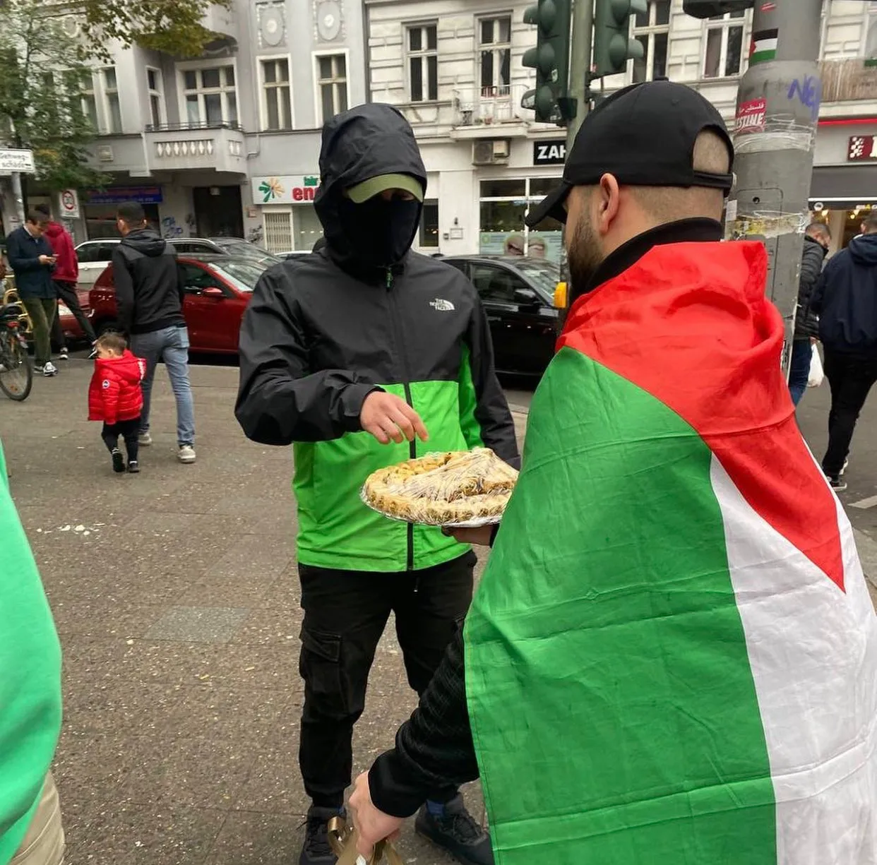 В Берлине пропалестинские активисты раздавали пахлаву, "празднуя" нападение на Израиль