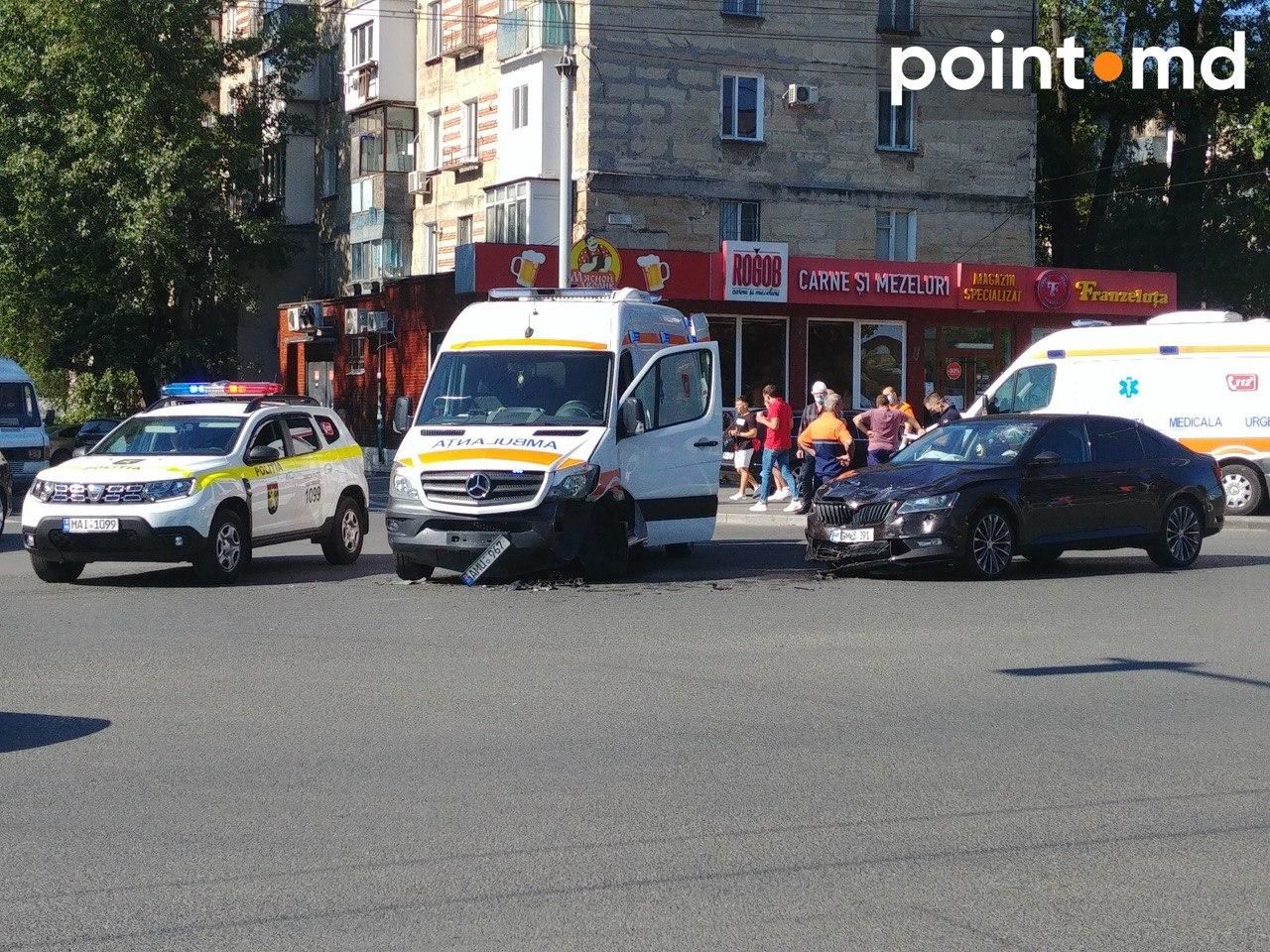 На Рышкановке легковой автомобиль столкнулся с машиной скорой помощи