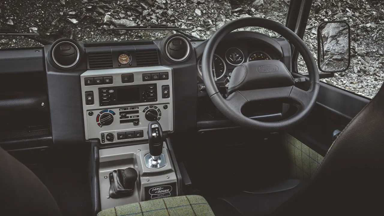 Возвращение легенды: Land Rover возродил классический Defender