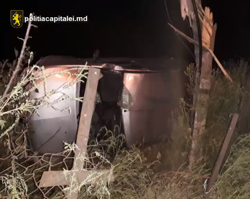Недалеко от аэропорта прошлой ночью автомобиль врезался в столб и перевернулся
