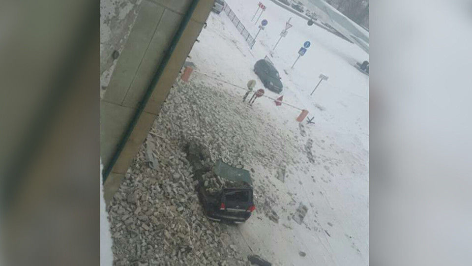 В Казани обломки крыши завода раздавили Land Cruiser