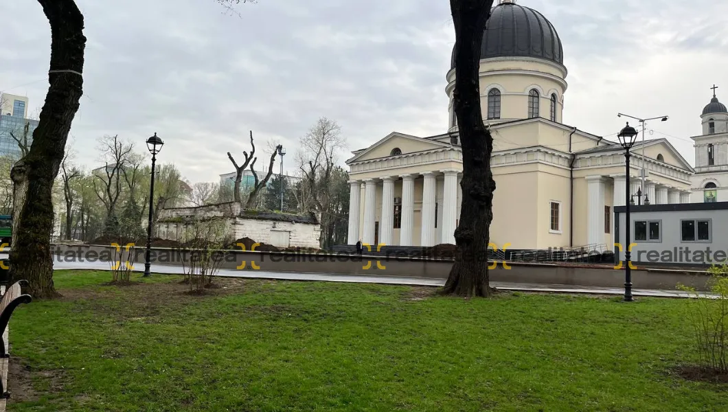 Забор за Кафедральным собором в Кишиневе пропал: на его месте установили туалет
