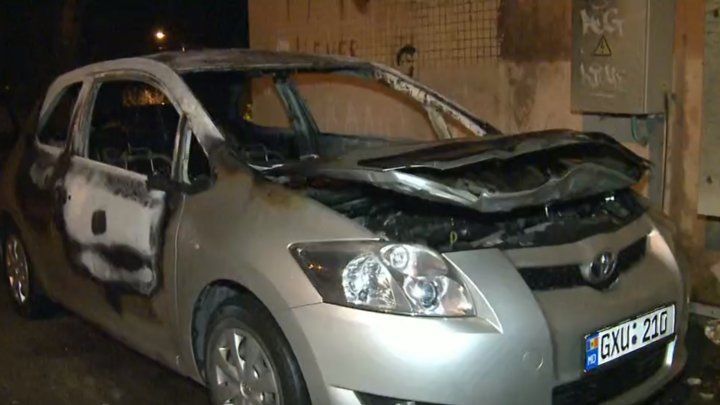 На Чеканах ранним утром загорелся автомобиль