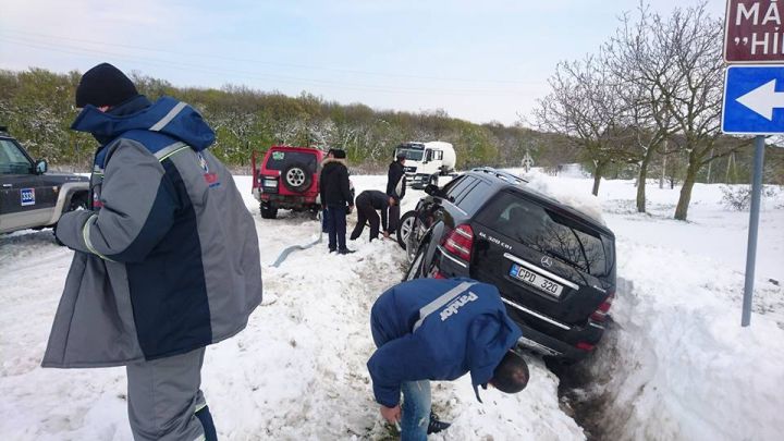 Autospecială pentru deszăpezire, blocată în nămeți! Voluntarii cu Jeepuri salvează prizonierii zăpezii