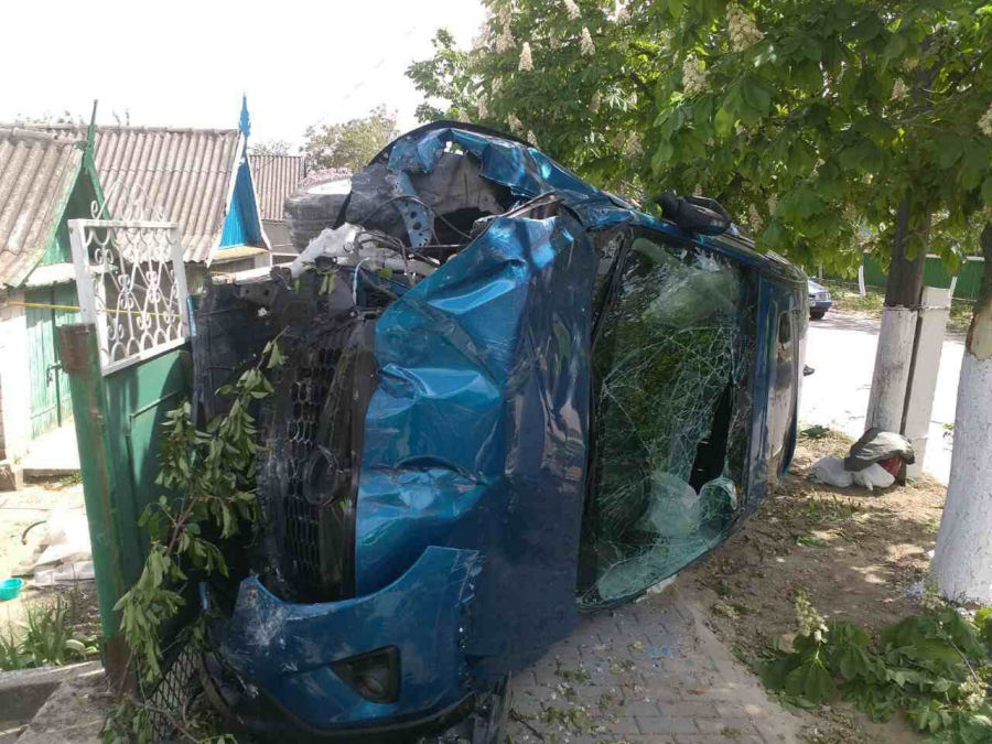 Кишинёвская автоледи не справилась с управлением и перевернула машину в селе Оланешты