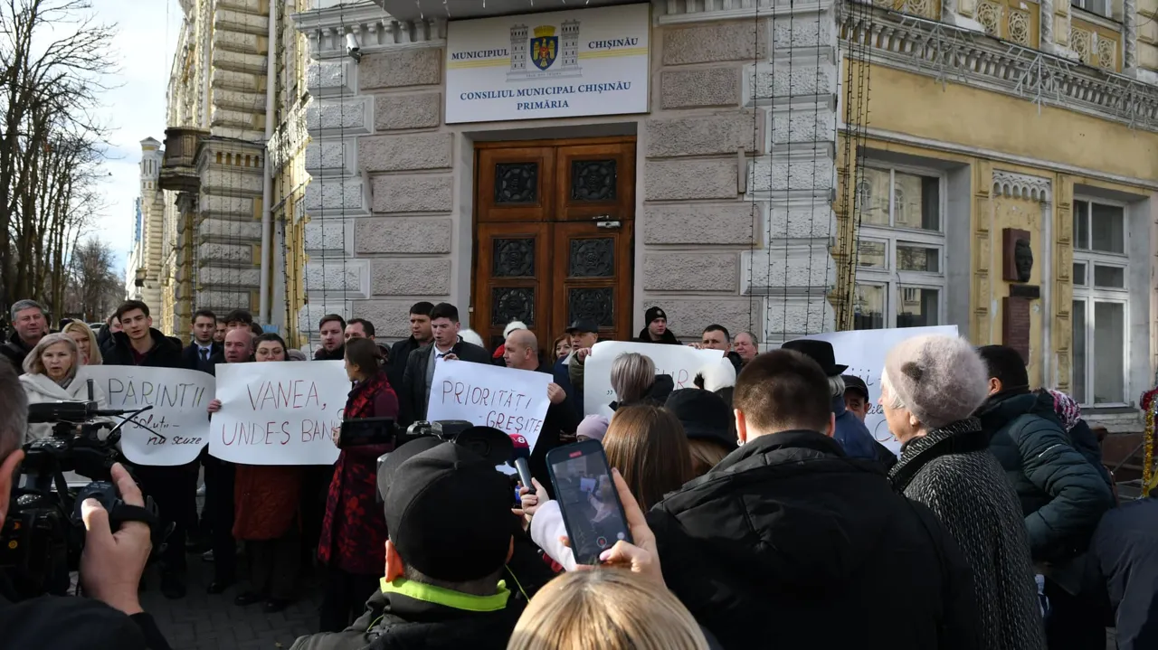 Советники PAS и группа родителей провели протест перед мэрией Кишинева