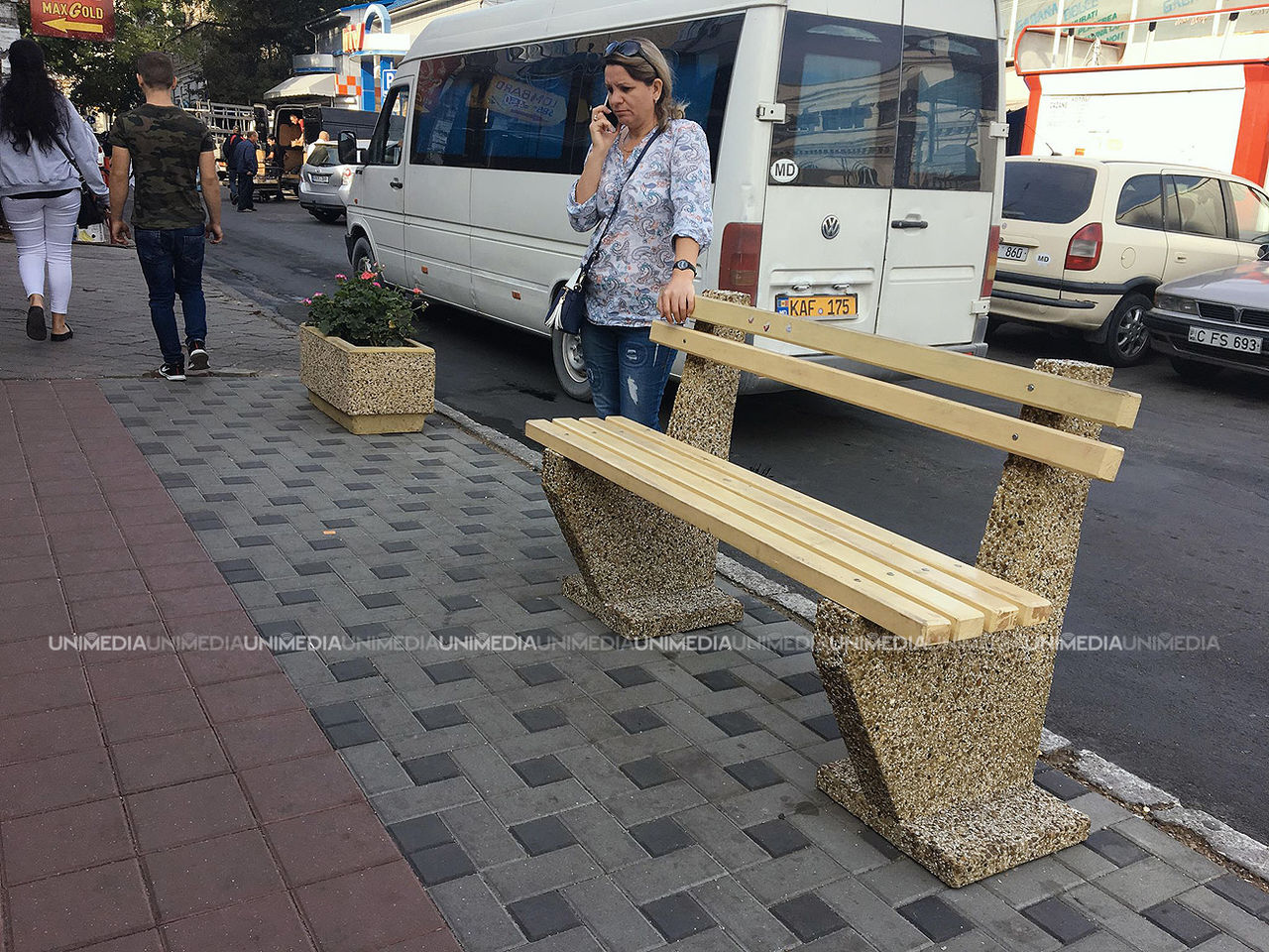 В районе Центрального рынка появились скамейки, тротуарная плитка и цветы