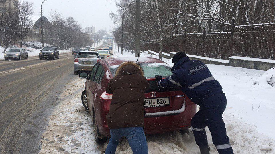 Peste o sută de ofițeri de patrulare, prezenți pe drumurile naționale