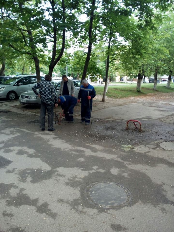 На Чеканах демонтируют несанкционированные антипарковочные барьеры