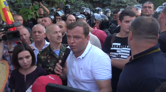 Întrebarea zilei la protest: Cine sunt cei care separă manifestanții de cordonul de polițiști