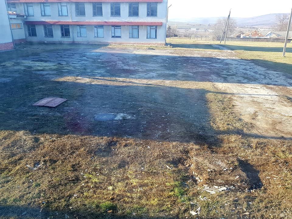 Территорию школы, чью крышу разрушил ветер, привели в порядок