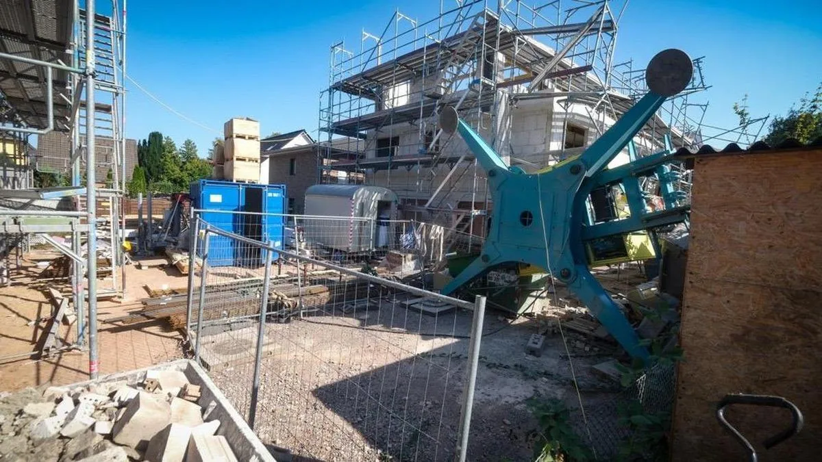 În Hamburg, o macara de construcții a căzut peste clădiri rezidențiale