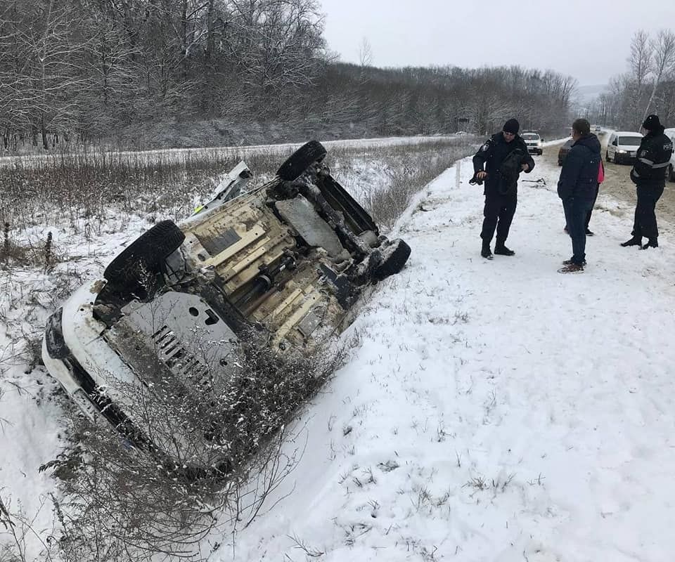 В Калараше в аварию попал автомобиль полиции, перевозивший задержанную
