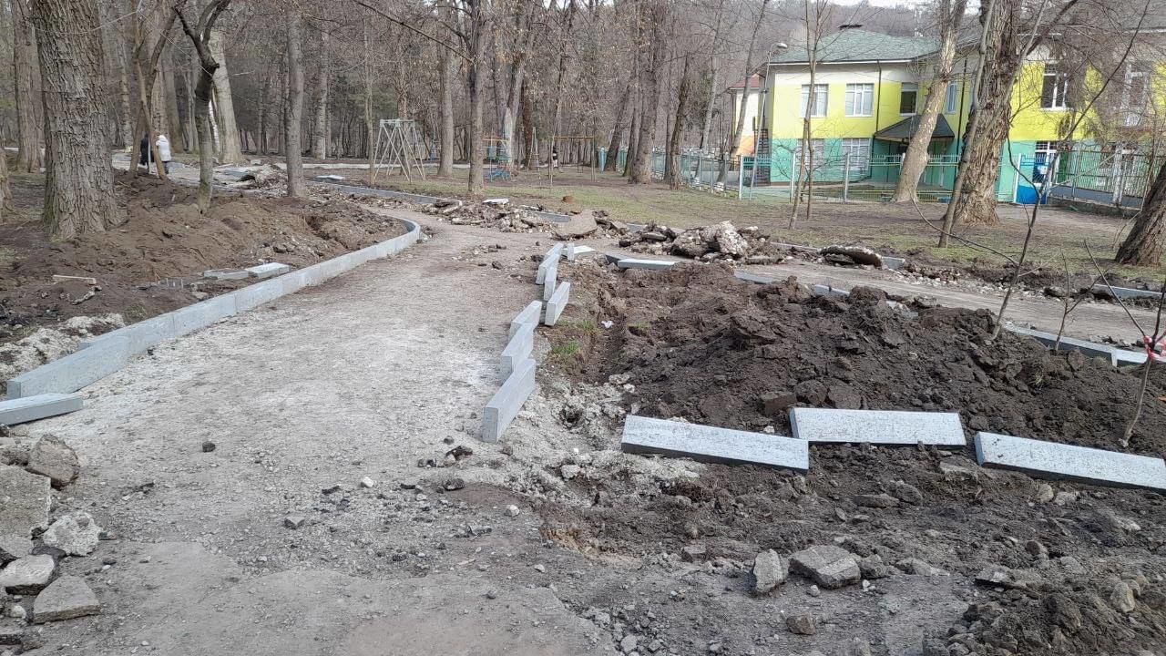 Продолжаются работы по восстановлению парка на улице Думитру Рышкану