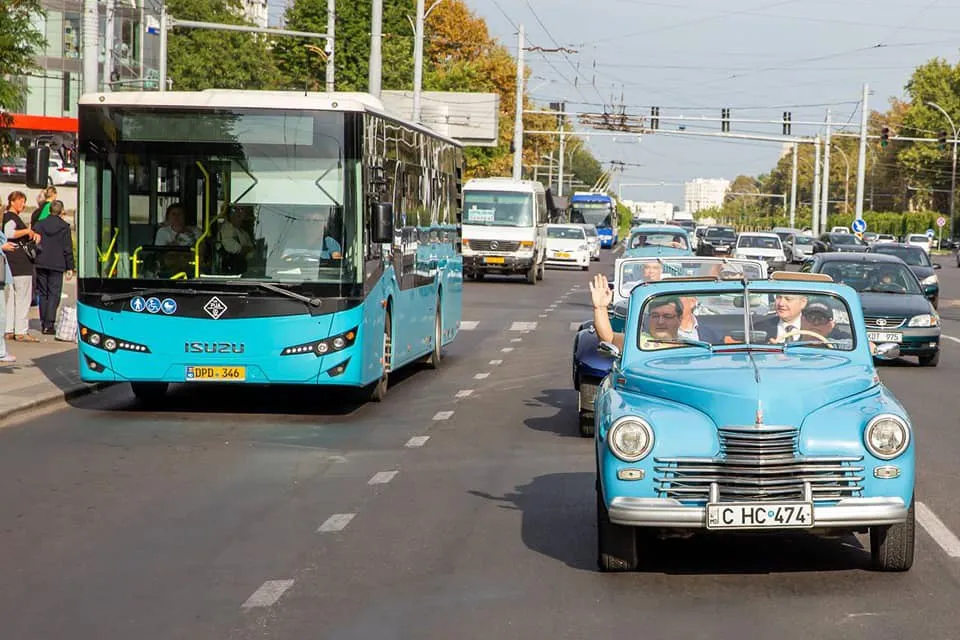 Додон и Влад Батрынча приняли участие в автопробеге раритетных машин