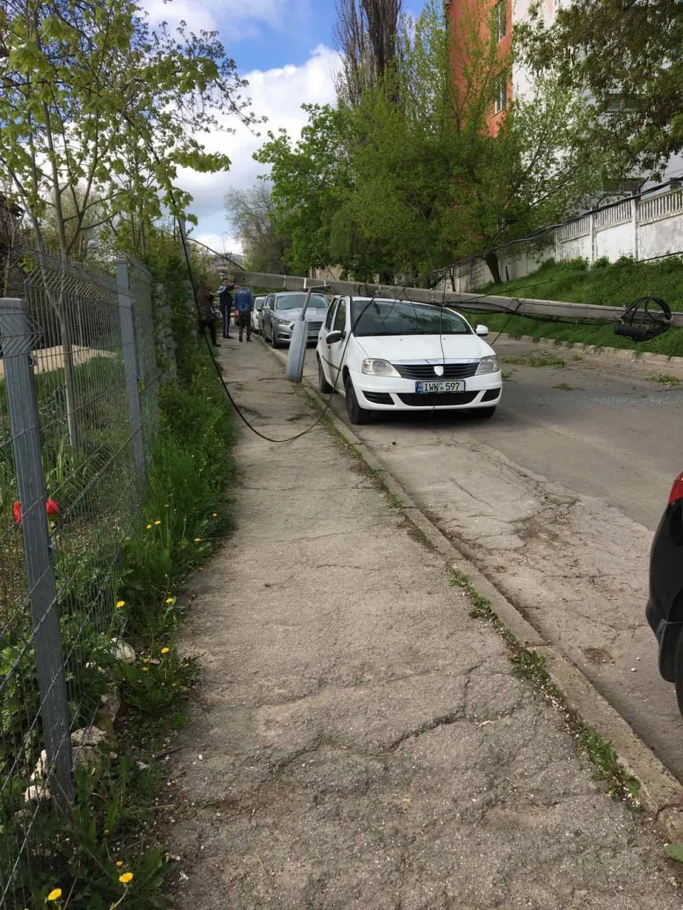 В столице опора ЛЭП упала на припаркованный автомобиль