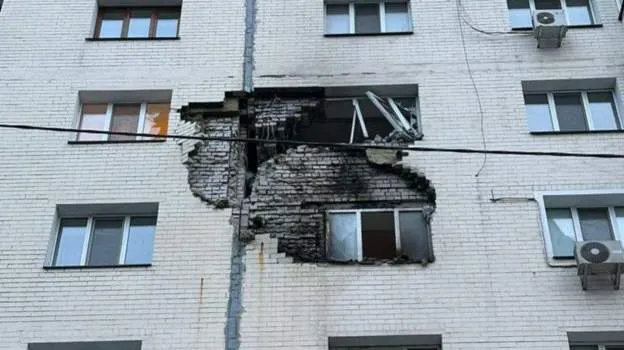 В Украине сообщают, что под Киевом обломки ракеты попали в многоэтажку