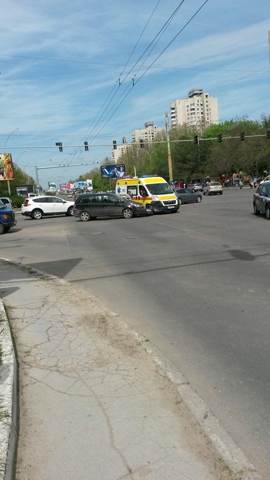 Un Opel a curmat drumul unei ambulanțe