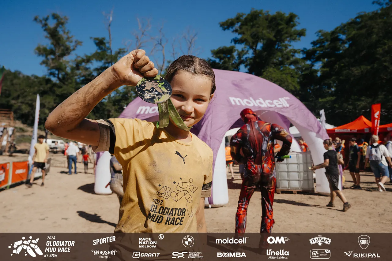 Glodiator Mud Race by BMW искупал в грязи 500 человек