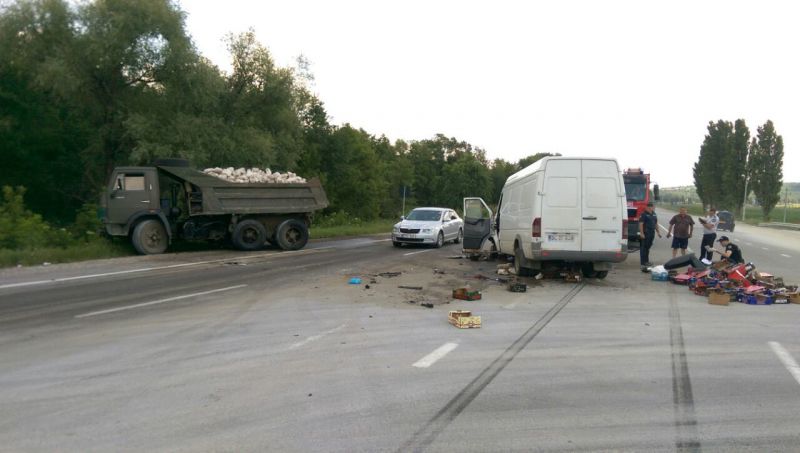 Серьезная авария произошла с участием микроавтобуса и грузовика