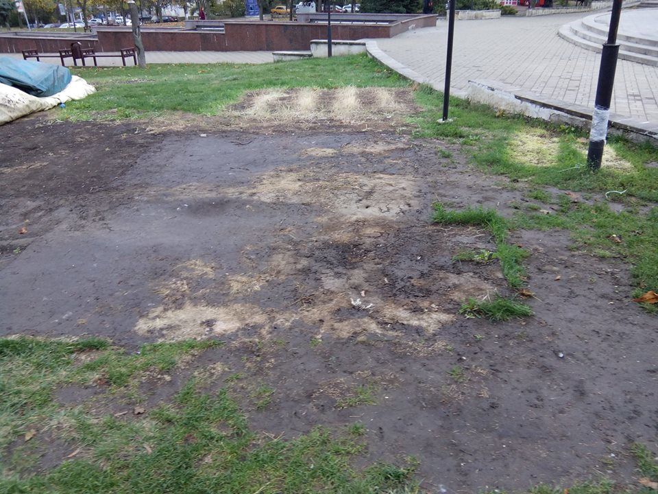 ”Frumusețea” care rămâne în parcurile din capitală după dezinstalarea trambulinelor și a topoganelor