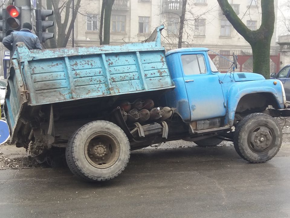Грузовик провалился под асфальт на столичной улице