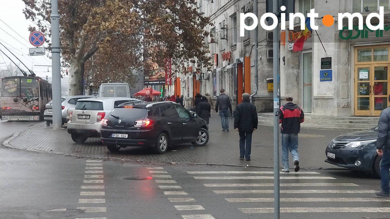 В центре Кишинева установлены антипарковочные столбики