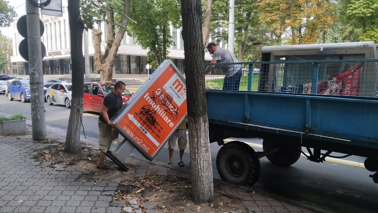Более 10 рекламных панно были демонтированы и вывезены с улицы Пушкина
