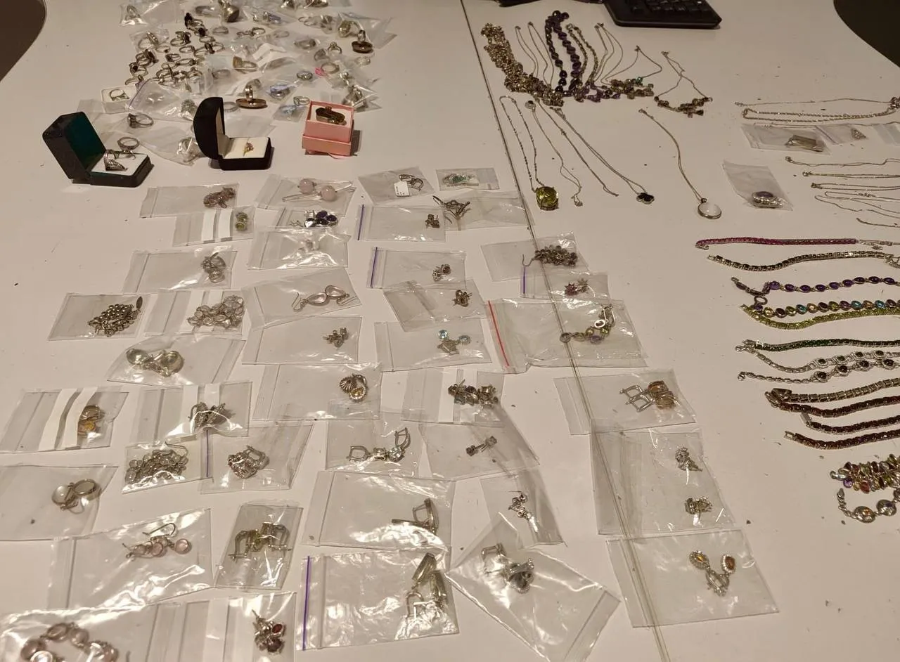Sute de bijuterii nedeclarate ale unei ucrainence, confiscate la Chișinău