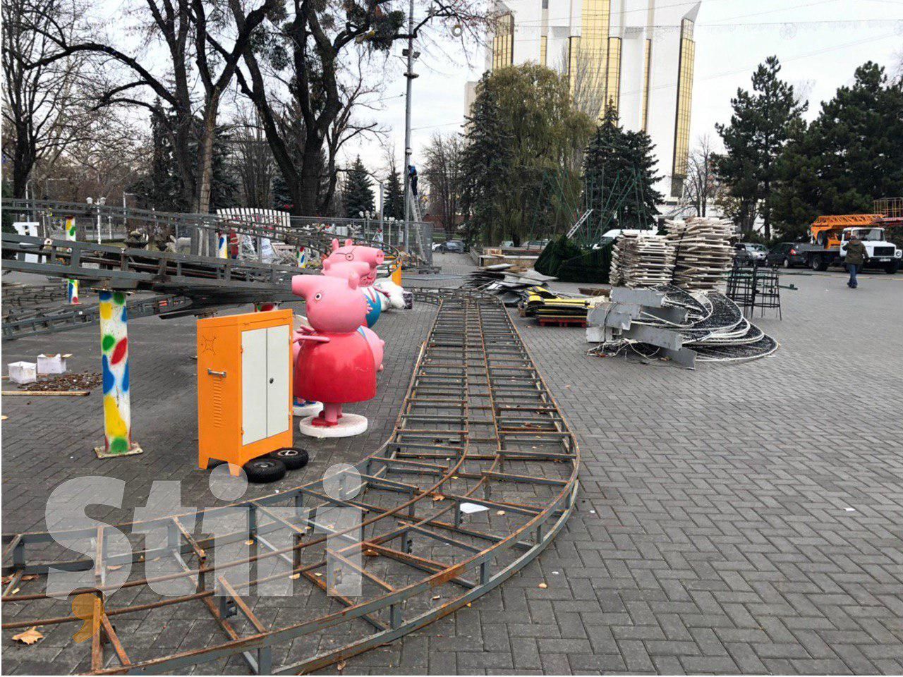 На главной площади столицы начали устанавливать новогоднюю елку