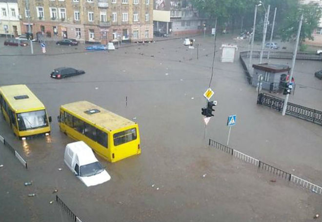 Во Львове эвакуировали 130 человек из затопленных ливнем машин