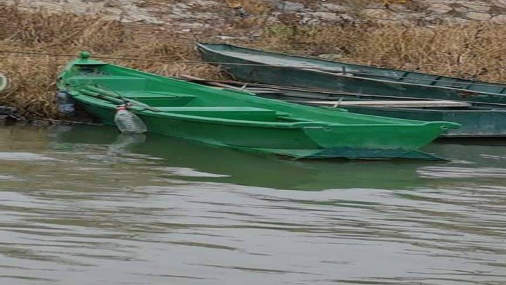 Pescuia ilegal în râul Prut. Un moldovean, lăsat fără peşte şi fără barcă