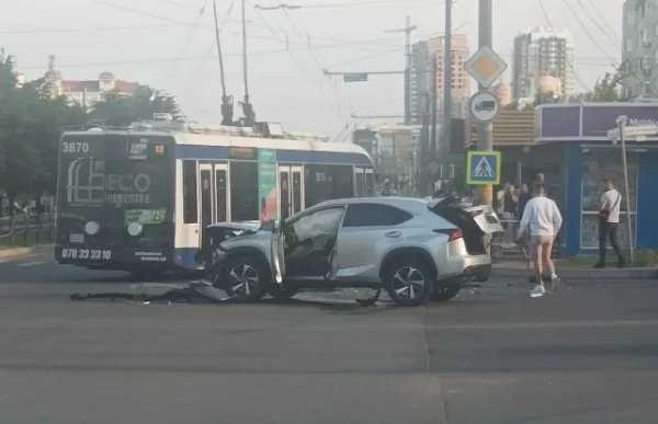 Серьезное ДТП в Кишиневе: одну из машин отбросило на тротуар