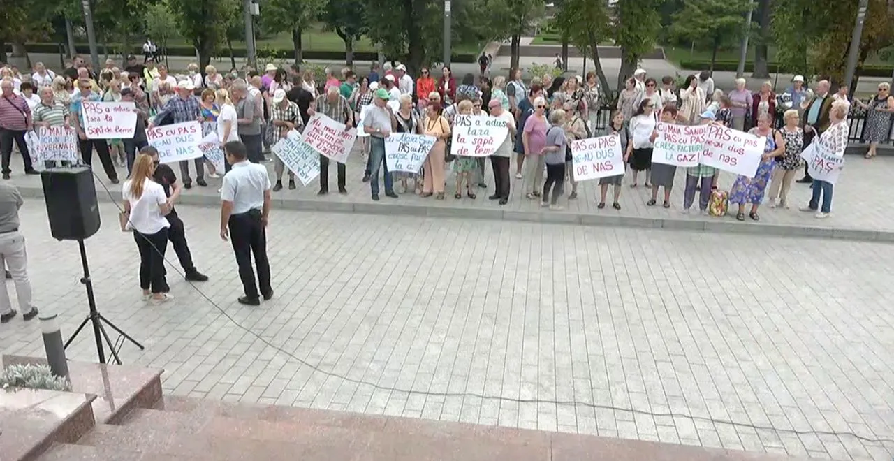 Сторонники партии "Шор" принесли кизяк к президентуре, протестуя против роста цен