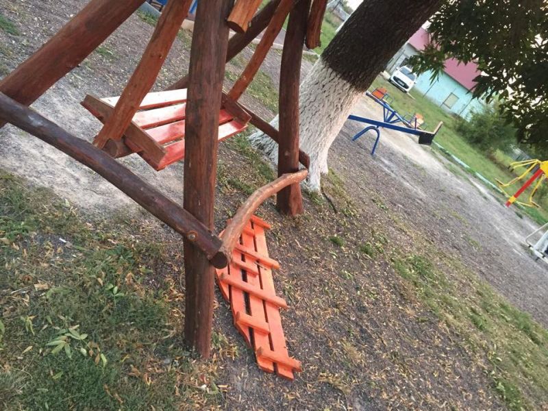 Ломать - не делать: Вандалы привели в негодность качели в Каушанском парке