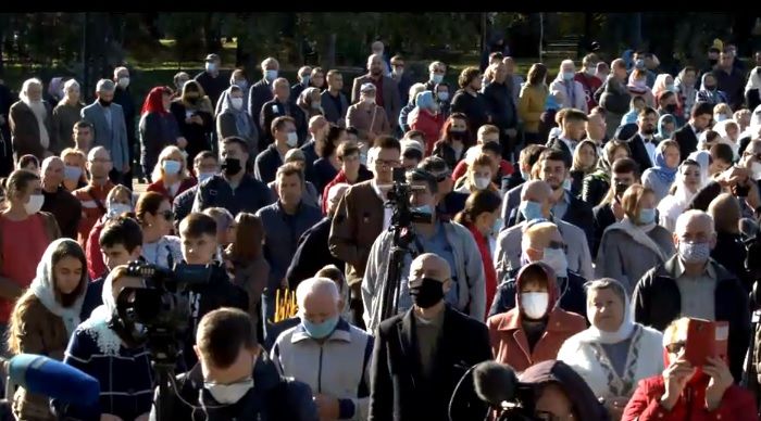 Десятки людей пришли к Кафедральному собору на открытие празднования Дня города