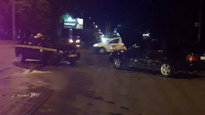 Accident la Botanica: Pasagerii unui taxi au suferit comoţii cerebrale