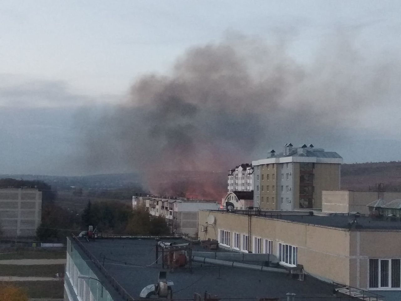 На Старой Почте вблизи жилых домов загорелся сухостой