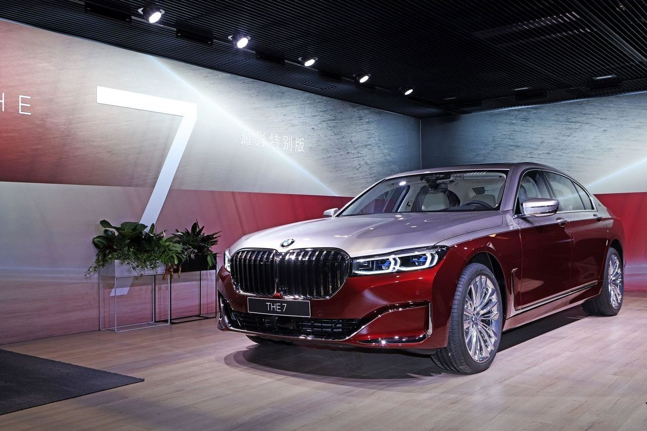 У BMW 7 серии появилась роскошная двухцветная версия