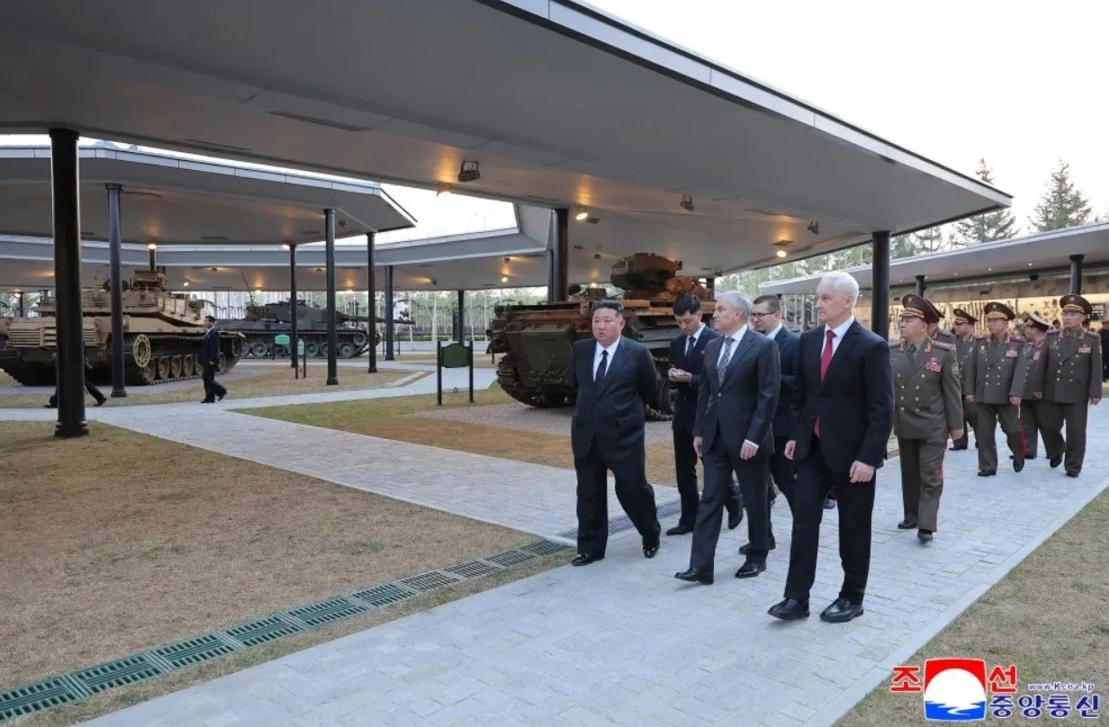 Ким Чен Ын показал в Пхеньяне захваченный Leopard и другую западную технику