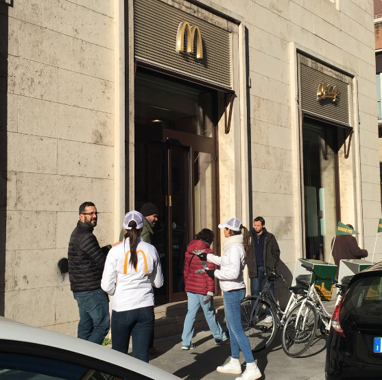 Открытие McDonald's в здании Ватикана вызвало возмущение римлян
