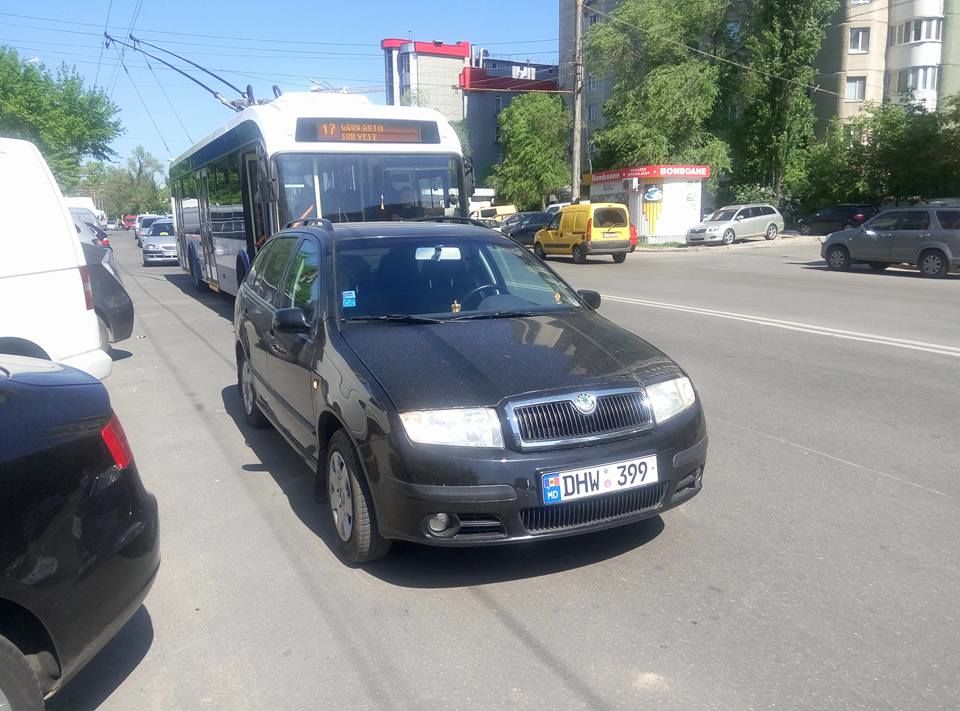 Наглый водитель заблокировал движение транспорта в Кишиневе