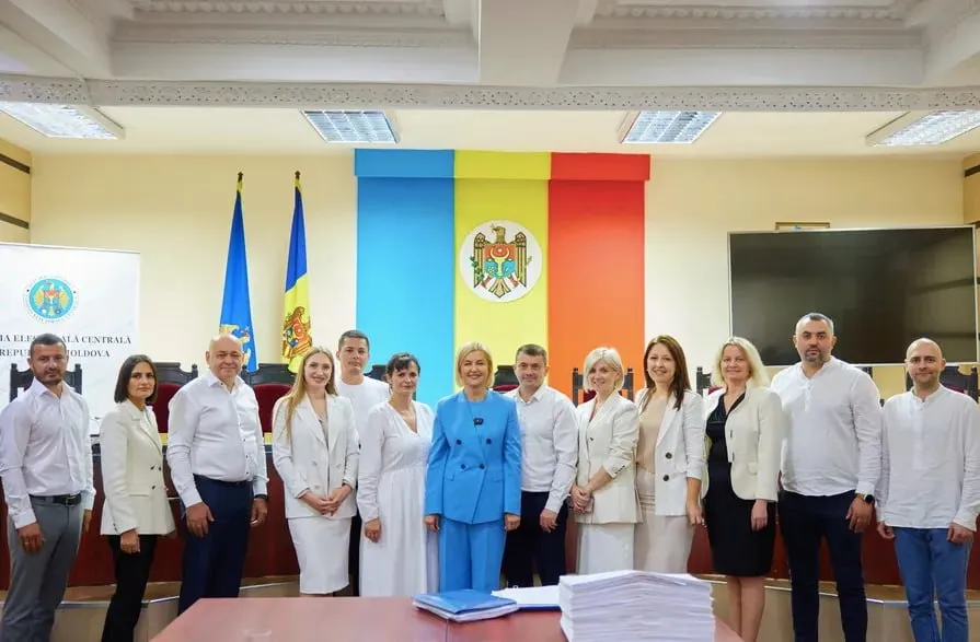 Irina Vlah a depus la CEC 25.000 de semnături: Primul pas a fost făcut