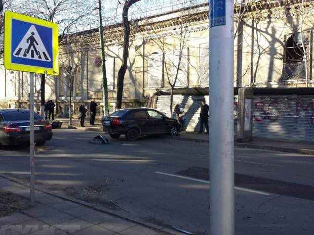 В центре Кишинева два автомобиля столкнулись и образовали пробку на дороге