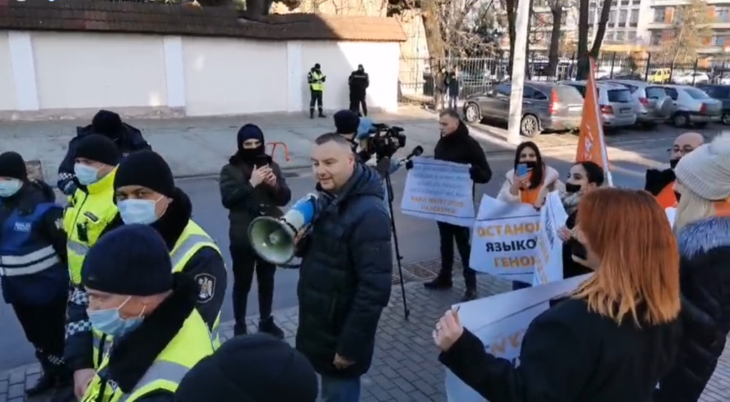 У здания КС, где рассматривают запрос о статусе русского языка, проходит протест