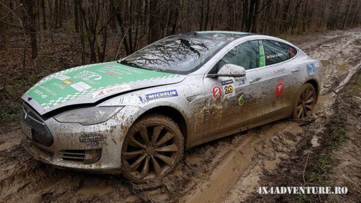 Ghinion pentru un șofer de Tesla. Ce a pățit după ce s-a lăsat ghidat de GPS